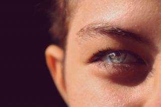 Œil qui saute : myokymie, causes et quand s'inquiéter