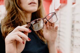 Ordonnance de lunettes posée à côté d'une paire de vue