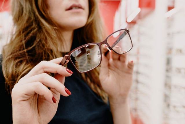 Durée de validité d'une ordonnance de lunettes Ordonnance de lunettes posée à côté d'une paire de vue